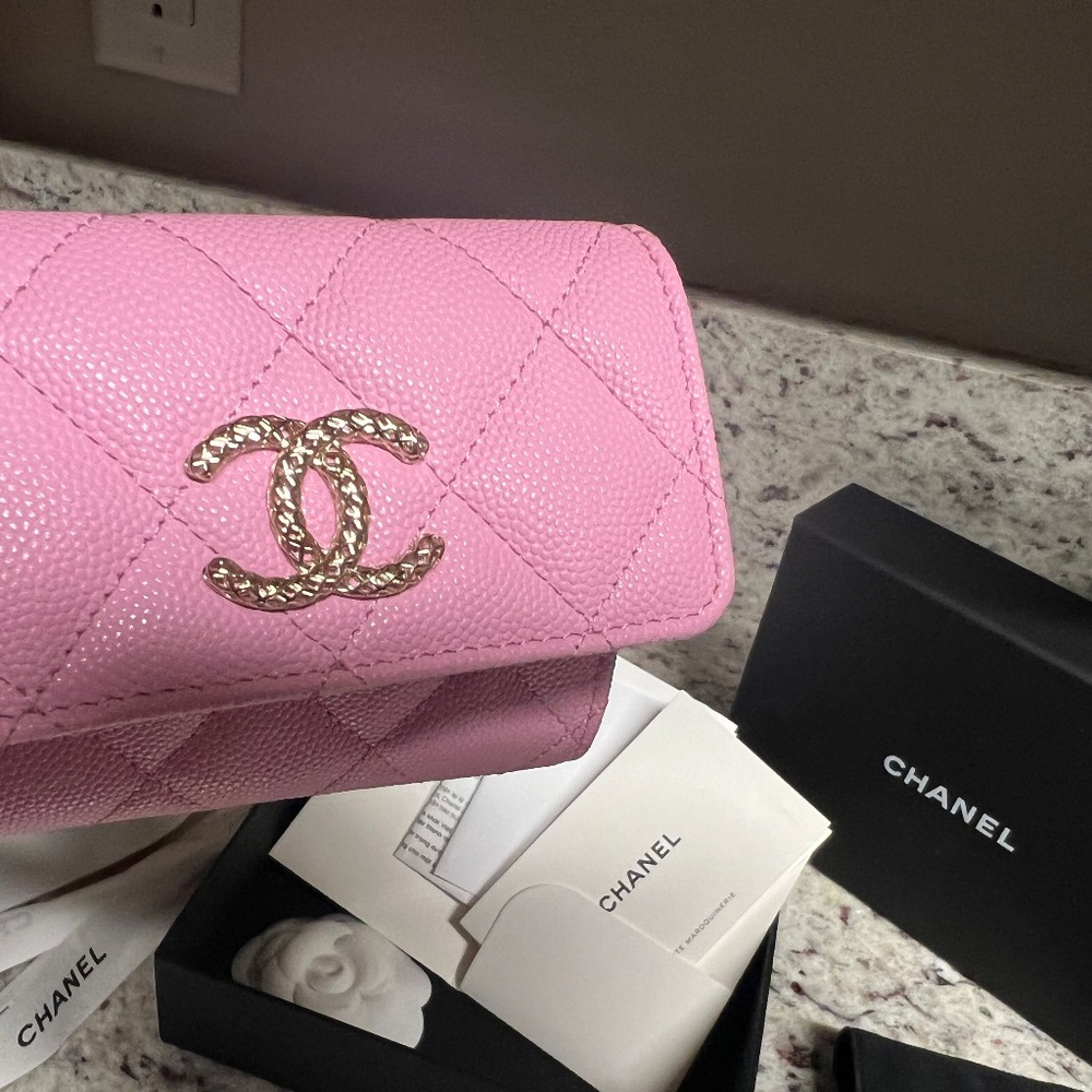 SOLD❌CHANEL 23P XL Flap Card Holder - Picture 9 of 14